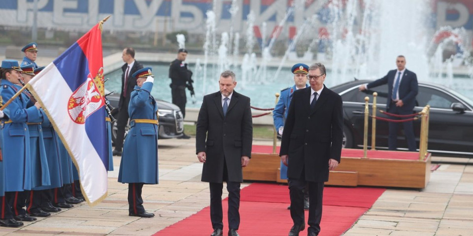 Predsednik Vučić sa slovačkim predsednikom: Svečani doček ispred Palate Srbije (FOTO/VIDEO)