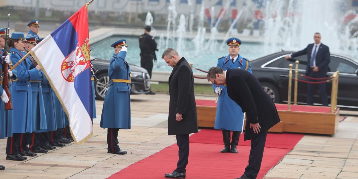 Predsednika Slovačke Republike Petera Pelegrinija sačekao je ispred Palate Srbije predsednik Srbije - Aleksandar Vučić.