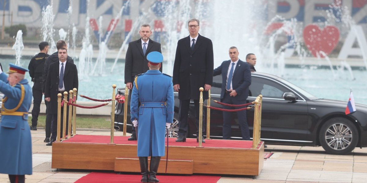 Predsednika Slovačke Republike Petera Pelegrinija sačekao je ispred Palate Srbije predsednik Srbije - Aleksandar Vučić.
