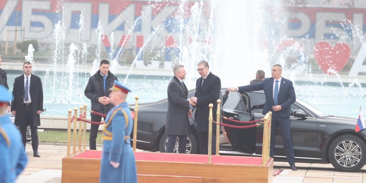 Predsednika Slovačke Republike Petera Pelegrinija sačekao je ispred Palate Srbije predsednik Srbije - Aleksandar Vučić.