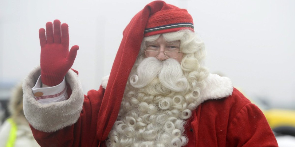 Ode Deda mraz u rat: Umesto sanki preleću borbeni avioni, a irvasi se magično pretvaraju u vojnike