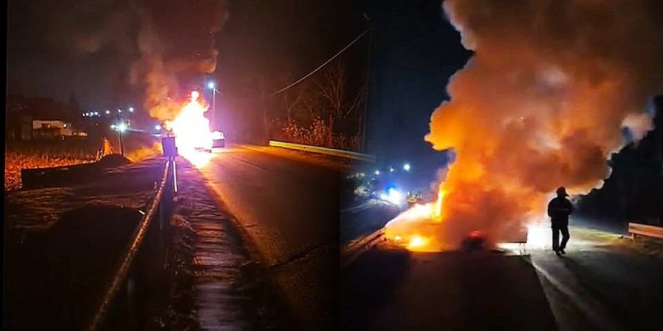Tragedija izbegnuta "za dlaku": Vozač spasio tuđu porodicu, završio na bankini, pa se zapalio (VIDEO)