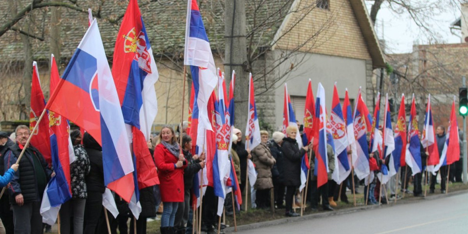 Vijore se zastave u Bačkom Petrovcu: Veliki broj građana iščekuje Vučića i Pelegrinija (FOTO/VIDEO)