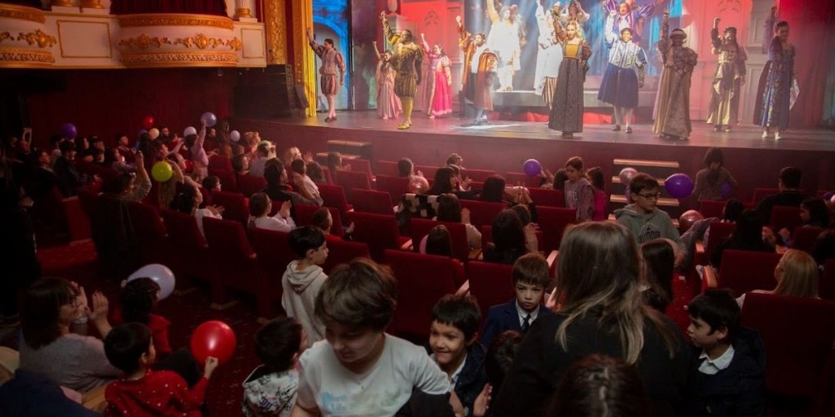 Deca gledala mjuzikl "Romeo i Julija"