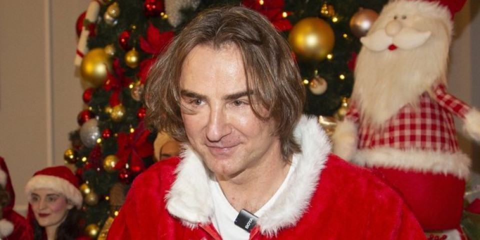 Željko Mitrović u teatru "Odeon" podelio 1.000 novogodišnjih paketića i koverte sa džeparcem!