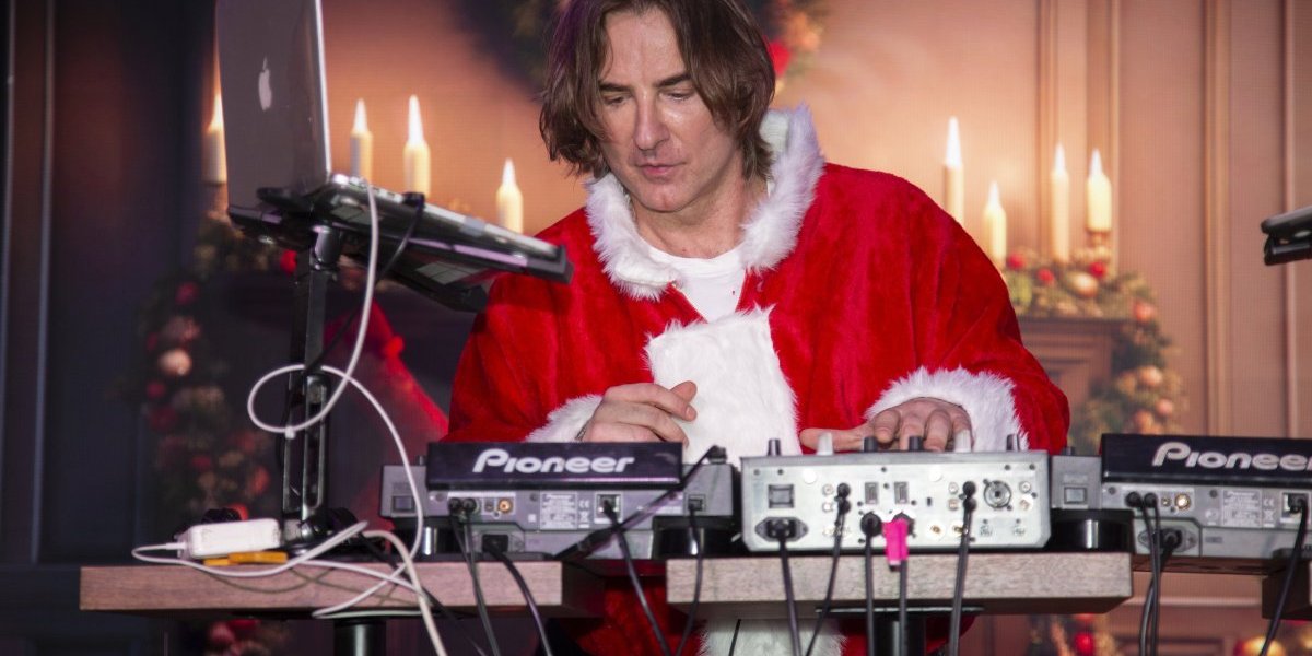 Željko Mitrović podelio paketiće