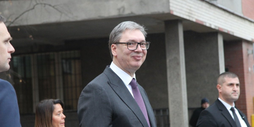 "Strpaćemo Vučića u sanduk": Zabijali mu nož posred lica, sad opet pozovaju da se strelja!