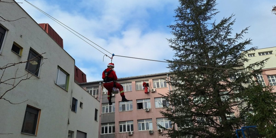 Pokloni im padaju sa krova: Iznenađenje za mališane koji se leče u Kliničkom centru u Nišu