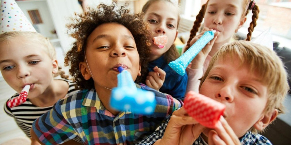 Danas nije divan dan: Rođendanska alkoholijada prerasla u karambol - Sedam policajaca povređeno posle dečje žurke