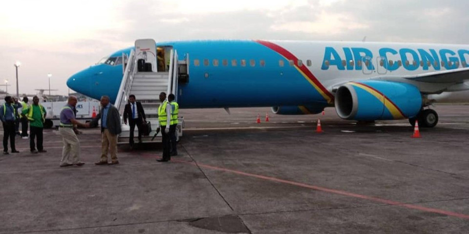 (VIDEO) Drama na aerodromu: Putnici iskakali iz aviona sa velike visine - "Nismo mogli više da izdržimo!"
