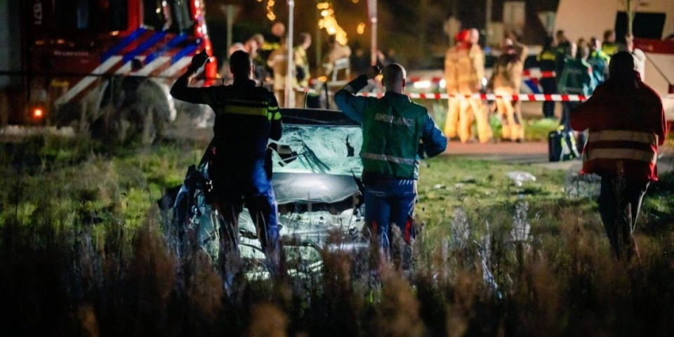 (FOTO/VIDEO) Horor: Automobilom uleteo u grupu ljudi na božićnom festivalu - Devet osoba povređeno, tri u teškom stanju!