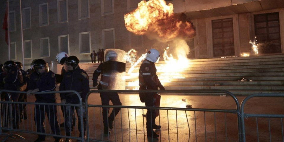 (FOTO/VIDEO) Pakao u Albaniji: Demonstranti napravili haos ispred Raminog kabineta - Bačeni molotovljevi kokteli, ima povređenih!
