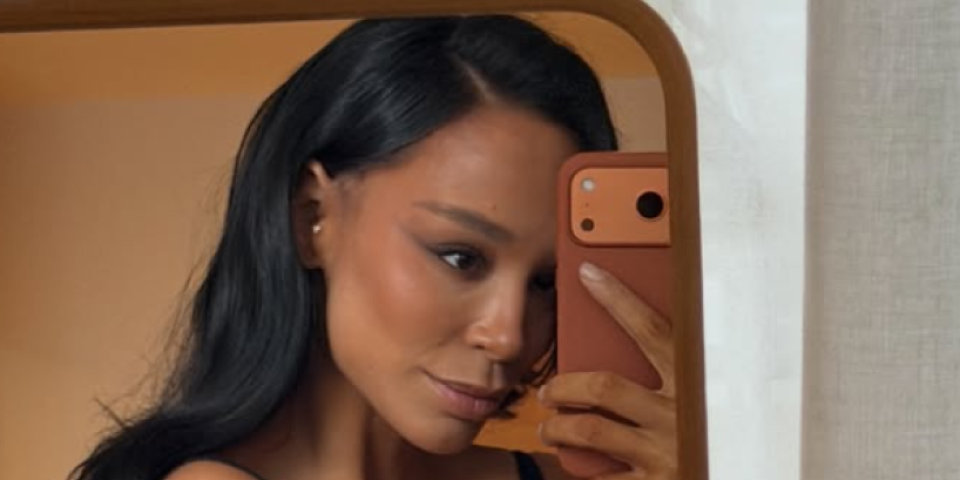 Bradavice sevaju ispod čipkanog brushaltera: Najzgodnija pevačica opalila seksi selfi