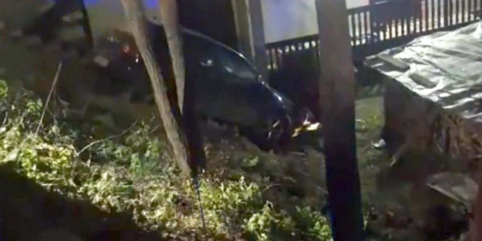 Neviđena nezgoda: Sleteo s puta i uleteo u spremište za drva (VIDEO)