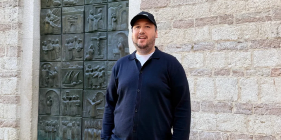 "Žena gej pevača me je zvala i nudila novac": Voditelj otkrio šokantne detalje o estradi