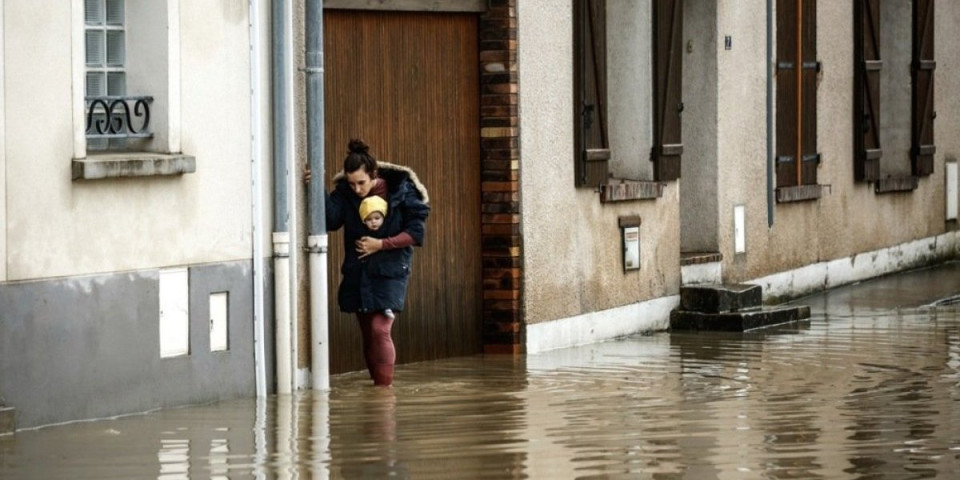 Nezapamćene poplave u Francuskoj: Stiglo upozorenje, kuće bez struje, zatvorena čak i groblja! (VIDEO)