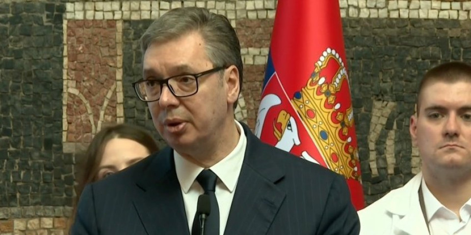 Država ulaže ogroman novac u zdravstvo: Vučić dodelio ugovore o radu najboljim diplomcima medicinskih fakulteta i škola (VIDEO)