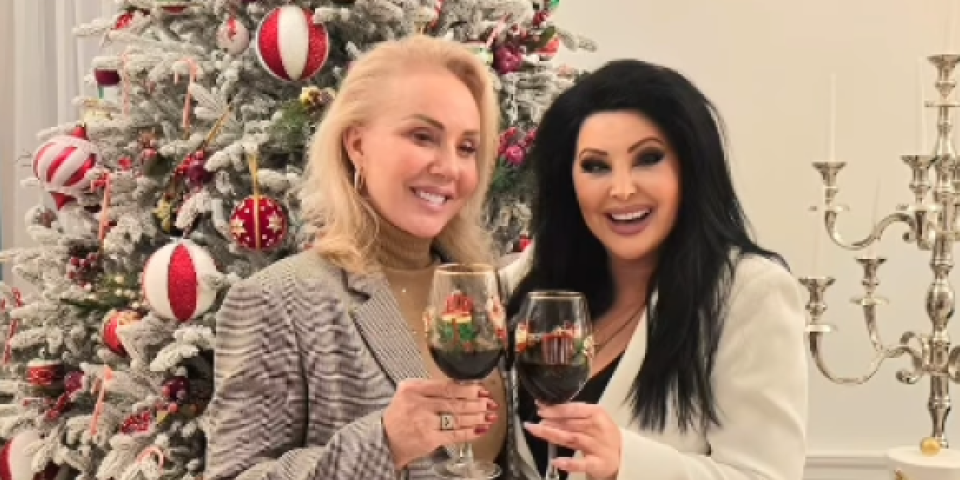 Brena otišla kod Dragane Mirković: Zabavljaju se u dvorcu, iza njih jelka od 3 metara (FOTO)