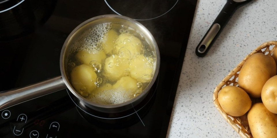 Krompir vam se predugo kuva? Dodajte 1 sastojak i skratite vreme - biće mek i ukusan