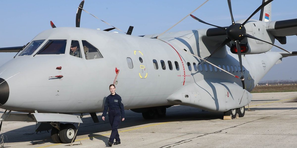 Nataša ispred aviona