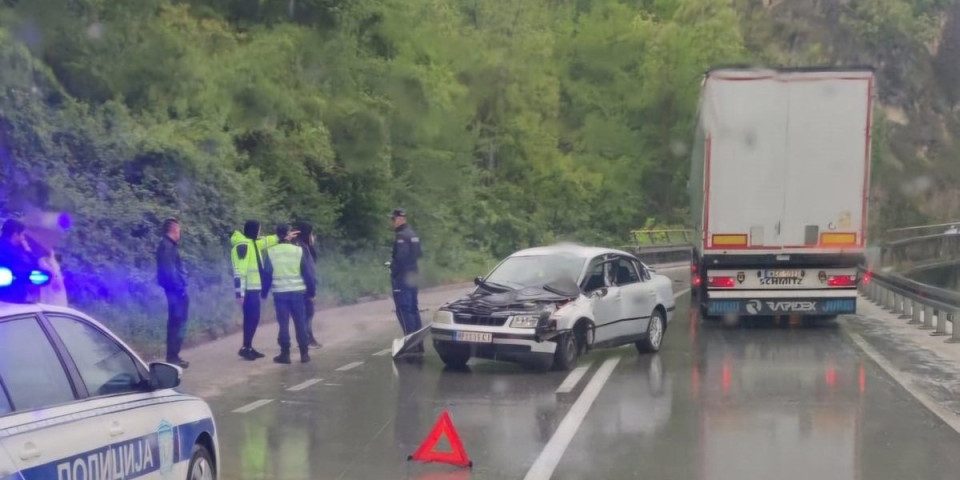 Otkačila se prikolica sa kamiona: Jedna osoba povređena