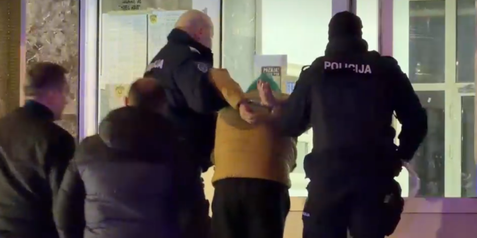 (VIDEO) Blokader sa debelom krivičnom prošlošću: Osumnjičeni za pljačku zlatare u Pazaru dovođen u vezu sa krađama i ubistvom