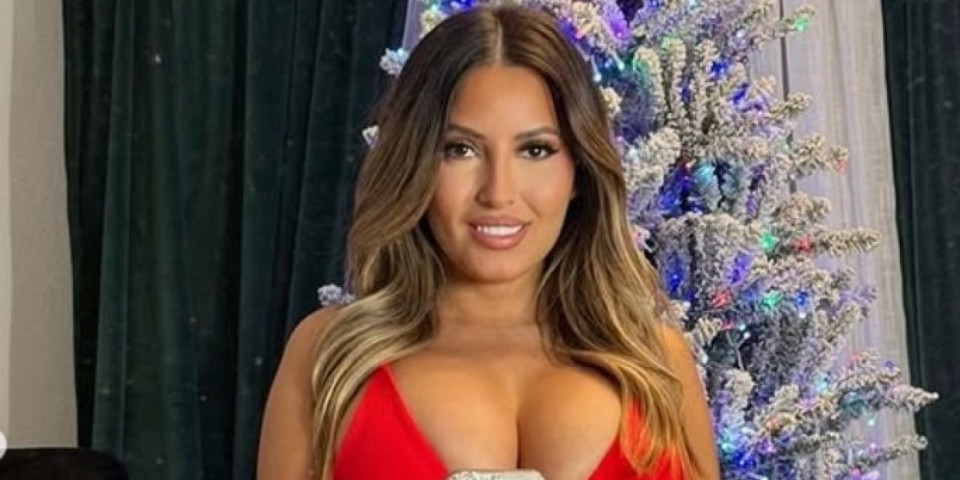 Bujnim grudima i mesnatom zadnjicom zapalila mreže: Od njenih oblina padaju vilice (VIDEO)