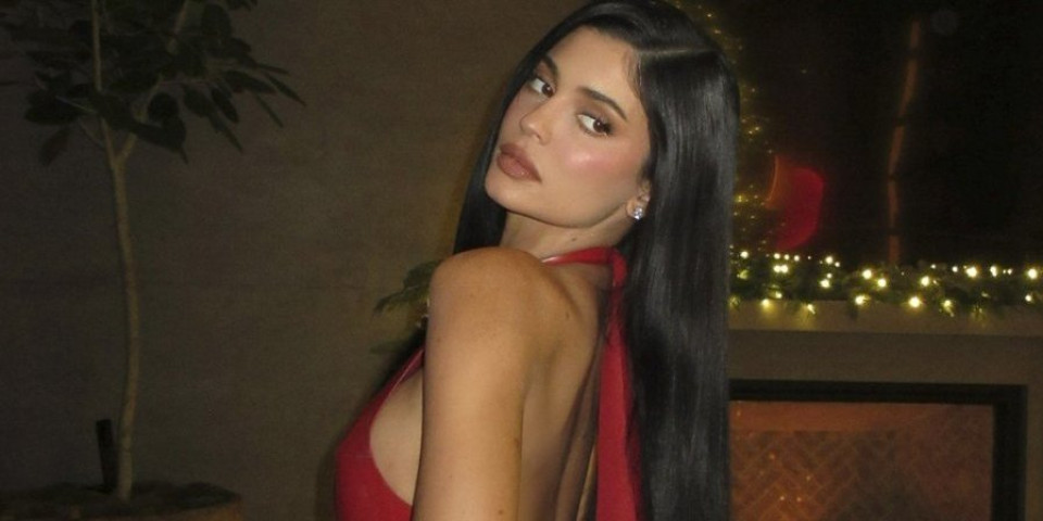 Zablistajte za doček: Haljina u ovoj boji garantuje da ćete biti zvezda večeri (VIDEO)