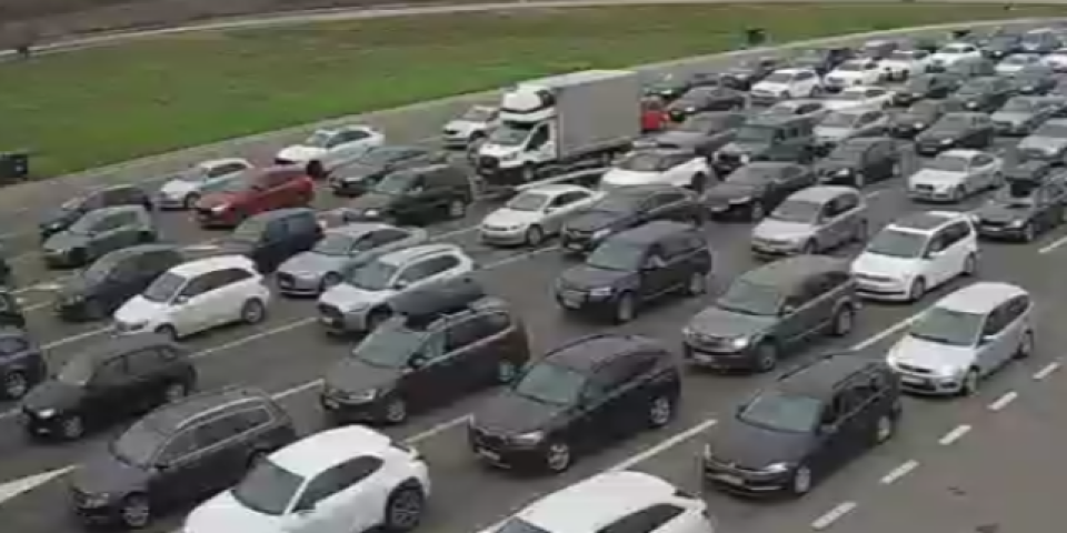 Totalni kolaps na granicama: Vozila satima u koloni (FOTO)