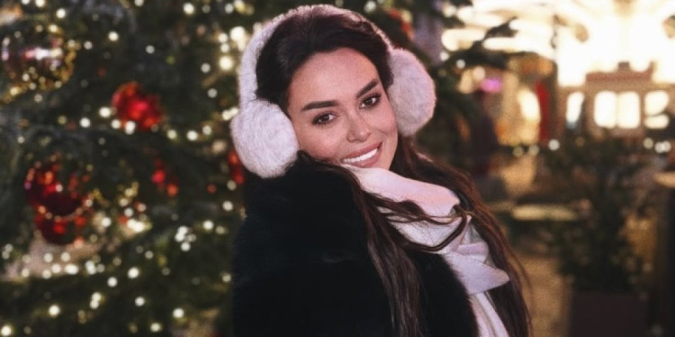 Provokativna spavaćica otkrila bujne grudi: Pevačica polugola pozirala pored jelke (FOTO)