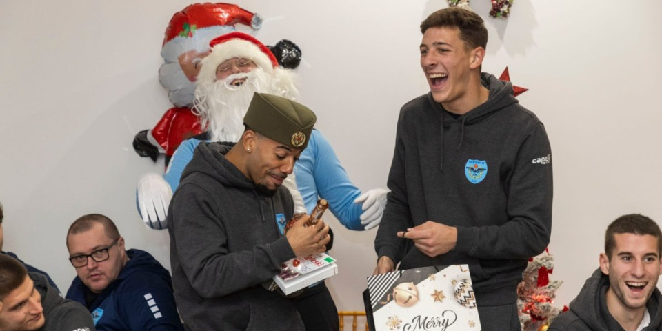 Željin tajni Deda Mraz: Stranac dobio šajkaču i rakiju, pa podigao tri prsta (FOTO/VIDEO)