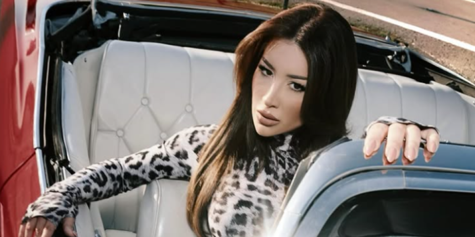 Izazvala saobraćajku, pa provocira: Tea Bilanović u uskom kombinezonu