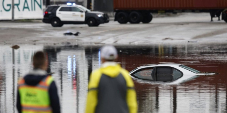 Potop za Badnje veče: Stravičan haos u Americi, voda nosi sve pred sobom (FOTO/VIDEO)