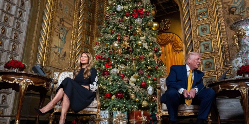 Svi su zevali u Melanijine noge: Prva dama oduvala stajlingom, fotke obišle planetu (FOTO)