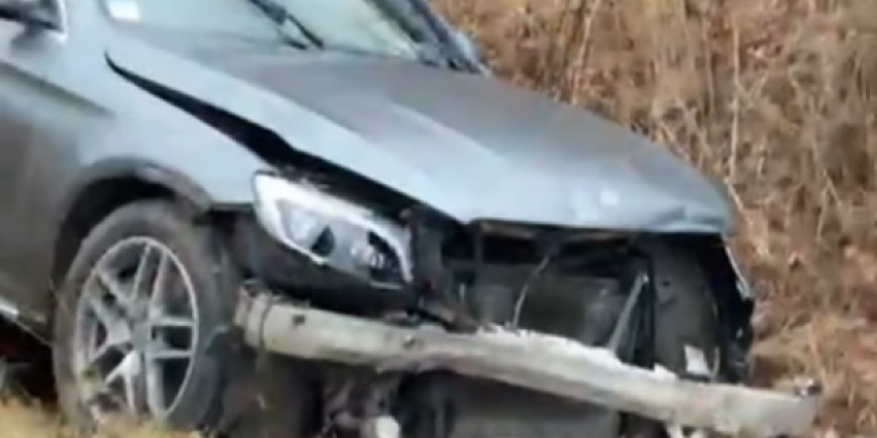 Prve fotografije uništenog automobila - Pevač udario u bankinu i sleteo u kanal (FOTO)