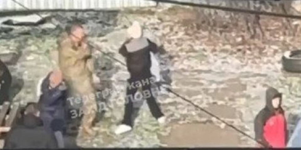 (VIDEO) Horor u Ukrajini! Biber-sprej direktno majci i detetu u lice: Užas koji se rečima ne može opisati, situacija je potpuno van kontrole