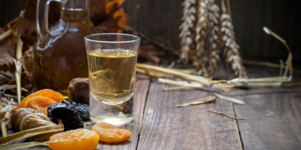 Kuvana rakija koja greje dušu i telo: Recept kakav dosad niste probali