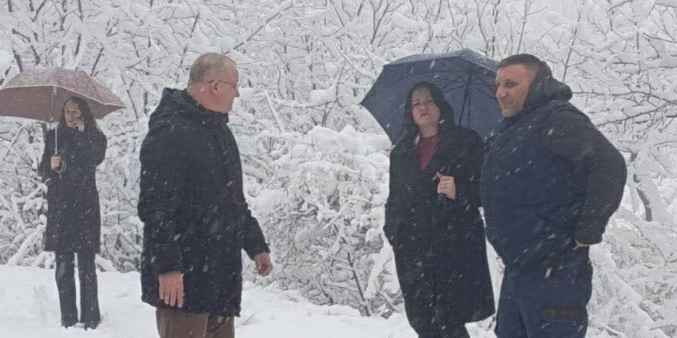 U Kladovu sneg ne prestaje! Sve ekipe na terenur, ne čiste se samo gradski putevi (FOTO)