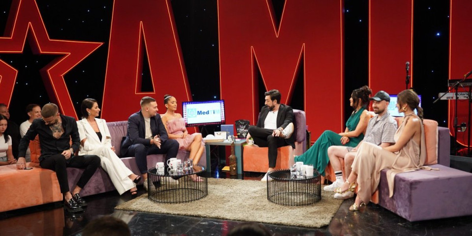 Pevač podigao roze suknju, pa pokazao previše: Skandal u emisiji (VIDEO)