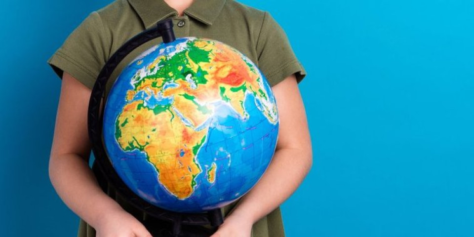 Skandal usred Beograda - Prodavali globus sa lažnom državom Kosovo