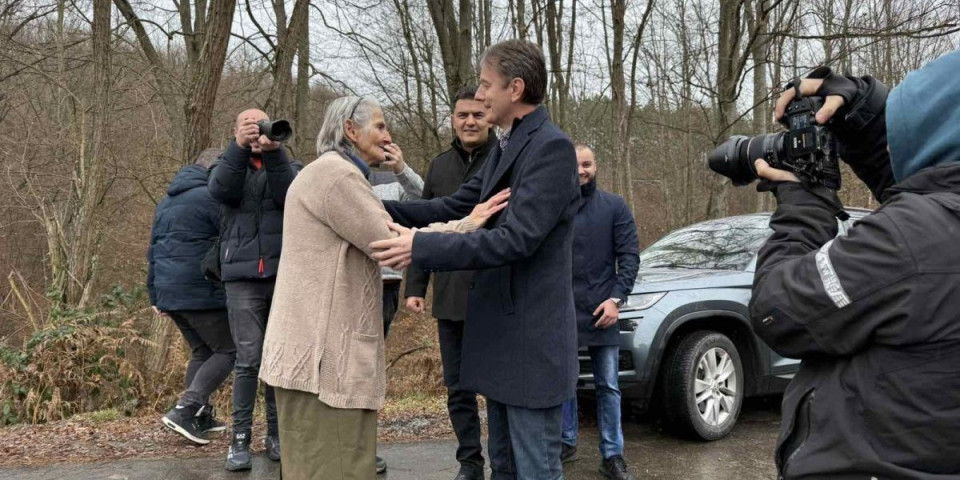 Zanemela od sreće: Ovako ljudi reaguju kad vide da je neko rešio njihove probleme (VIDEO)