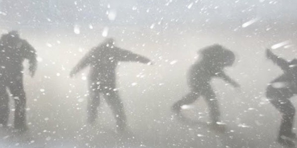 (FOTO/VIDEO) Ledena apokalipsa na ulicama: Temperatura ide do -56! Ljudi su zarobljeni u kućama, putevi neprohodni, škole zatvorene!