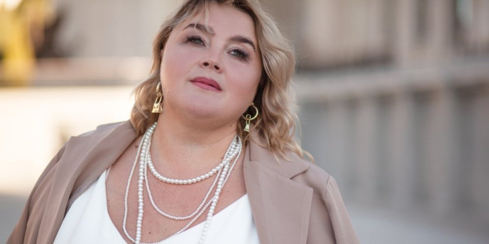 Ako imate obline, ove boje treba da nosite češće  - saveti poznate stilistkinje