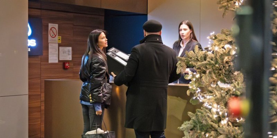 (PAPARACO) Milica Pavlović uhvaćena bez grama šminke - Stigla u Niš, od ovoga se ne odvaja