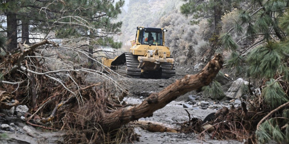 (VIDEO) Nezapamćeno razaranje u Kaliforniji! Ima mrtvih, voda nosi sve pred sobom, kamen na kamenu nije ostao