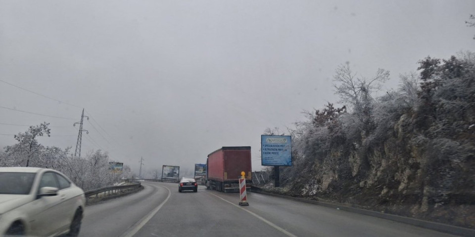 Drama na putu ka Zlatiboru! Zapaljen šleper blokirao saobraćajnu traku!