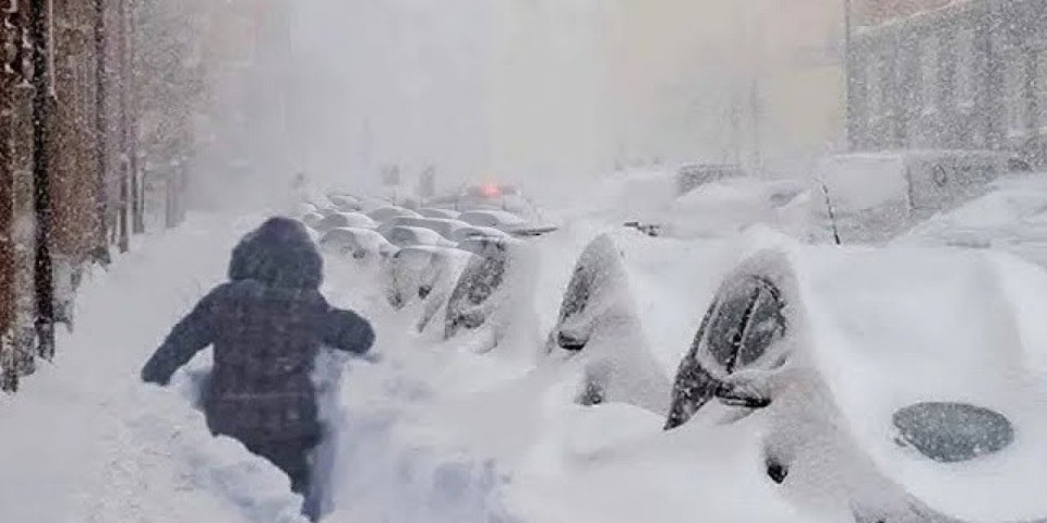 (FOTO/VIDEO) Ne vidi se prst pred okom! Pala rekordna količina snega: Ljudi jedva hodaju, pojavila se pretnja od lavina!