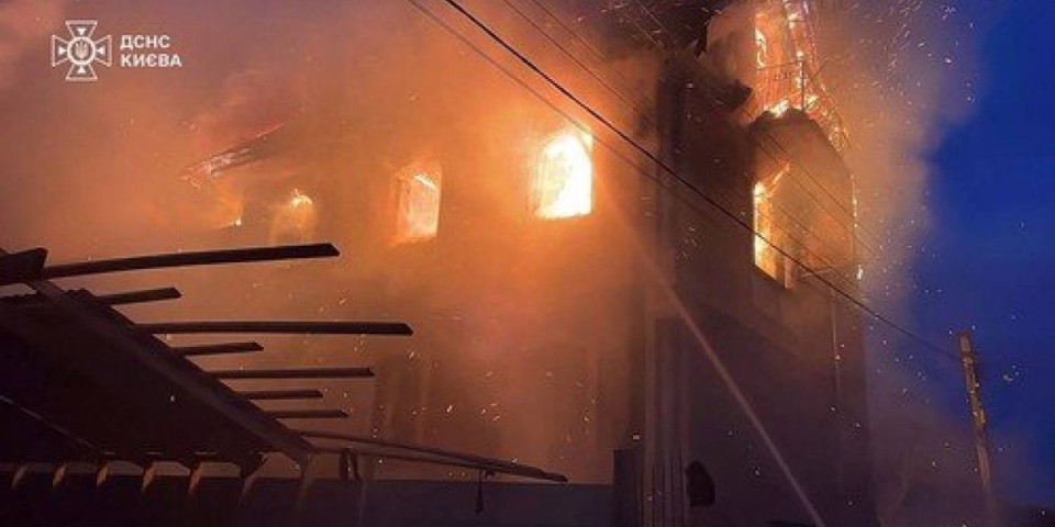 Pakao kakav Kijev ne pamti! Zelenski: Rusija poslala 540 smrtonosnih projektila, spasioci golim rukama kopaju po ruševinama (FOTO/VIDEO)