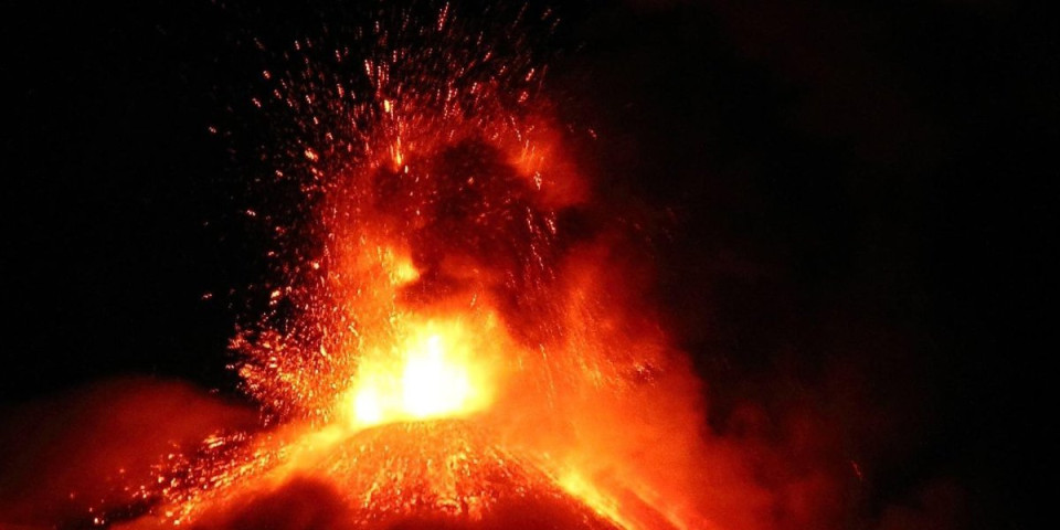 Gore nebo i zemlja! Eksplozije razdiru Etnu, vatrene fontane kuljaju iz kratera: Italija pod uzbunom, stiže kataklizma (FOTO/VIDEO)