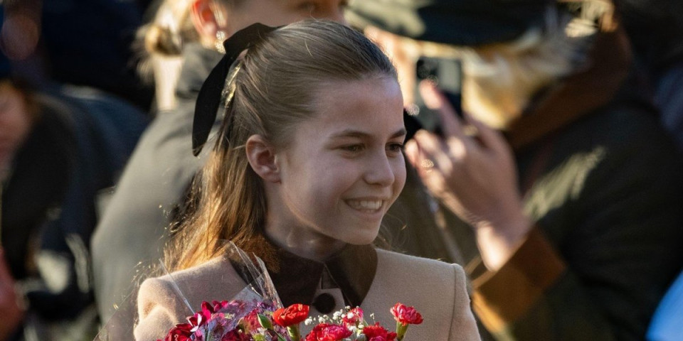 Kraljica ponovo rođena: Princeza Šarlot preslikana Elizabeta, zasijala u kaputu Kejt Midlton (FOTO)